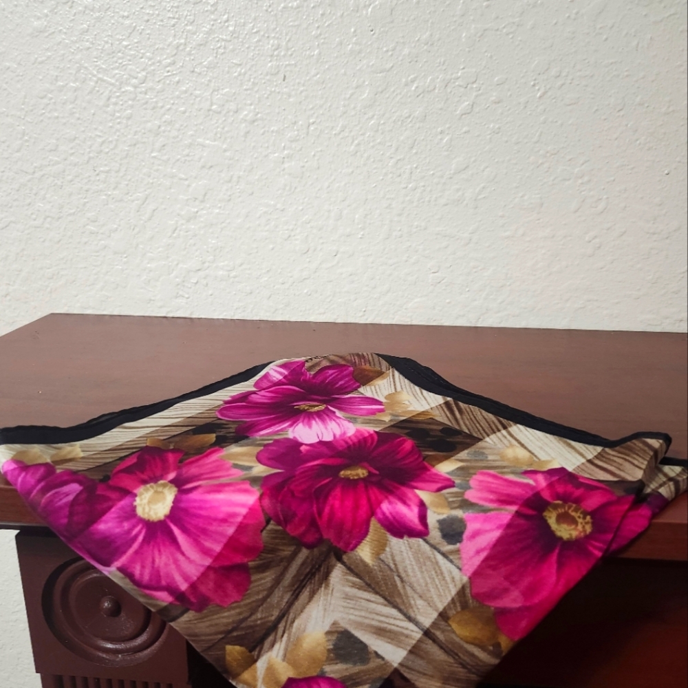 Truly lovely/beautiful Oscar Dela Renta luxury silk scarf - AUTHENTIC